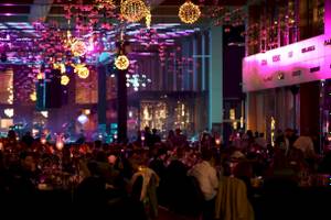 Eine Nachtveranstaltung im Nirvana Cosmopolitan Hotel mit vielen Gästen und leuchtenden Dekorationen.