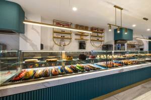 Eine gut ausgestattete Süßwarenverkaufsstelle im Nirvana Cosmopolitan Hotel.