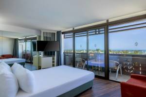 Hotelzimmer mit Meerblick im Nirvana Cosmopolitan mit zwei Betten, Fernseher, und Terrasse