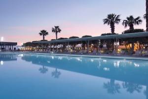 Außenpool des Nirvana Cosmopolitan Hotels bei Sonnenuntergang