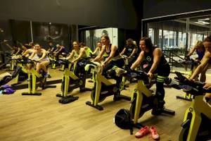 Gruppe von Frauen beim Radfahren im Nirvana Cosmopolitan Hotel