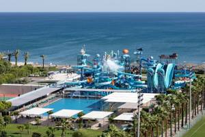 Ein großer Wasserpark des Nirvana Cosmopolitan Hotels mit Blick auf das Meer.