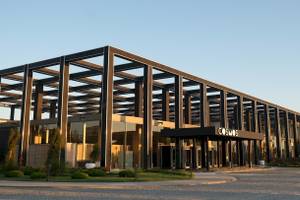 Außenansicht des Nirvana Cosmopolitan Hotels mit moderner Architektur und Glasfassade.