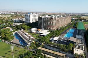 Luftaufnahme des Nirvana Cosmopolitan Hotels mit Swimmingpool und Gartenanlage