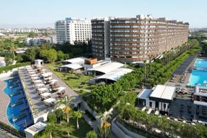 Luftaufnahme des Nirvana Cosmopolitan Hotels mit Swimmingpool und umliegenden Gebäuden.