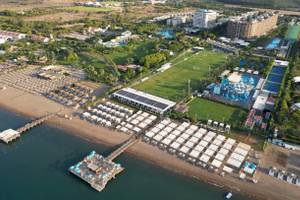 Luftaufnahme des Nirvana Cosmopolitan Hotels mit Pool, Wasserrutschen und Strand