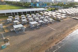 Luftaufnahme des Nirvana Cosmopolitan Hotels mit Strandlounges und Wasserrutschen