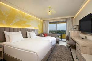 Doppelzimmer im Megasaray Resort Side mit Terrasse und Blick auf die Stadt.