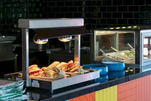 Buffet-Tisch im Megasaray Resort Side mit verschiedenen Speisen wie Sandwiches und Salaten.