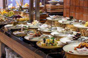 Buffet im Megasaray Resort Side mit verschiedenen Speisen auf mehreren Tellern.