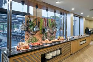Buffet-Tisch im Megasaray Resort Side mit verschiedenen Speisen.