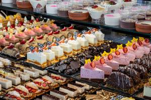 Megasaray Resort Side präsentiert eine Auswahl an Desserts in einem Display.