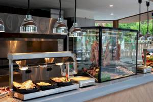Buffetbereich im Megasaray Resort Side mit verschiedenen Speisen und Fleischtheken.