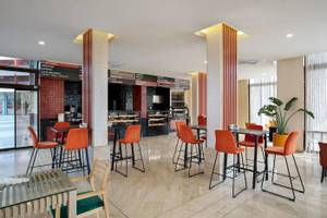 Megasaray Resort Side Hotel Café mit orangen Stühlen und Tischen.