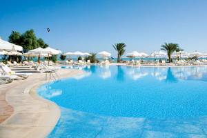 Außenpool mit vielen Sonnenliegen und Schirmen im Mövenpick Resort & Spa El Gouna