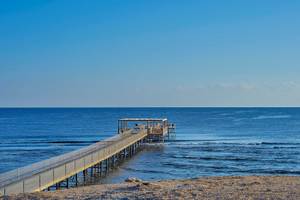 Pier vom Jaz Grand Marsa Hotel mit offenem Blick auf das Meer.