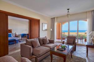 Wohnbereich des Jaz Grand Marsa Hotels mit Sofa und Meerblick.