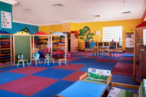 Kinderspielzimmer im Jaz Grand Marsa Hotel mit bunten Farben und Spielzeug.