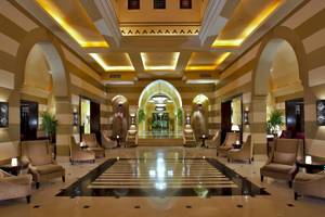 Empfangsbereich des Jaz Lamaya Resorts mit gepolsterten Stühlen und Tischlampen.