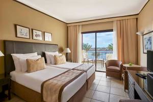 Doppelzimmer mit Balkon im Jaz Lamaya Resort mit Blick auf das Meer.