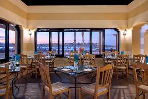 Innenansicht des Restaurants im Jaz Lamaya Resort mit Blick auf das Meer.