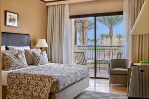 Suite im Jaz Lamaya Resort mit Blick auf den Balkon und Palmen