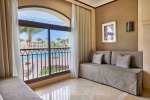 Suite im Jaz Lamaya Resort mit Balkon und Blick auf den Pool.