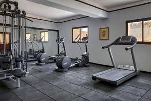 Fitnesscenter im Jaz Lamaya Resort mit mehreren Geräten und Fenstern.