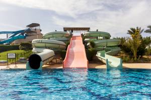 Wasserrutschen im Jaz Lamaya Resort mit blauem und rosa Rutschen im Poolbereich.