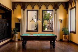 Pooltisch im Jaz Lamaya Resort mit gelben Wänden und großen Fenstern.