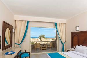 Zimmer im Utopia Beach Club mit Blick auf das Meer und einen Balkon.