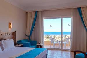 Hotelzimmer im Utopia Beach Club mit Blick auf das Meer von der Terrasse aus.