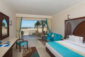 Innenansicht eines Hotelzimmers im Utopia Beach Club mit Blick auf den Strand.