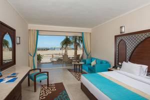 Zimmer im Utopia Beach Club Hotel mit Blick auf den Strand und Palmen