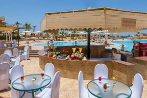 Poolbar des Utopia Beach Club mit Sitzgelegenheiten und Getränken