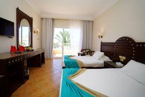 Hotelzimmer mit zwei Betten und Terrasse im Utopia Beach Club