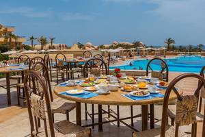 Frühstückstisch am Pool im Utopia Beach Club mit Blick auf das Meer.