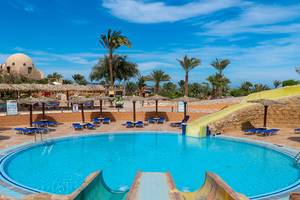 Außenpoolbereich des Utopia Beach Club Hotels mit Rutschen und Liegestühlen.