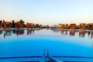 Utopia Beach Club Pool-Ansicht mit blauem Wasser und blauem Himmel