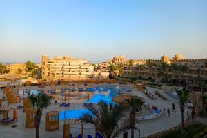 Aussicht auf das Utopia Beach Club Resort mit Swimmingpool, Lounge-Bereichen und Gebäuden.