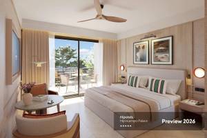 Innenansicht eines Zimmers im Hipotels Hipocampo Palace mit Blick auf eine Terrasse und Außenmöbel.