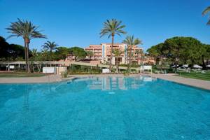 Ein Schwimmbad vor dem Hipotels Hipocampo Palace Hotel.