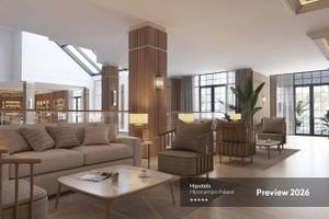 Innenbereich des Hipotels Hipocampo Palace mit Wohnzimmer, Sofas, Tisch, Sesseln und Fenstern.