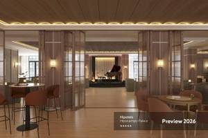 Innenbereich des Hipotels Hipocampo Palace mit Bar, Tischen, Stühlen und einer Bühne mit Klavier im Jahr 2026.