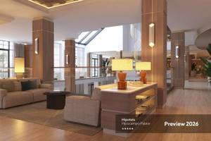 Lobby des Hipotels Hipocampo Palace mit Sofas, Lampen und Glasdach.