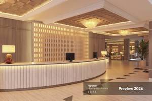 Reception des Hipotels Hipocampo Palace mit Lampen, Computern und einer Pflanze.