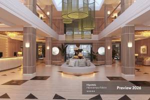 Lobby des Hipotels Hipocampo Palace mit großen gelben Kronleuchtern und moderner Einrichtung.