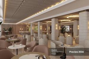 Innenbereich des Hipotels HiPocampo Palace mit modernen Möbeln, Beleuchtung und Pflanzen.