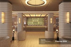 Innenansicht der Bar im Hipotels Hipocampo Palace mit runden Säulen und Holzboden.