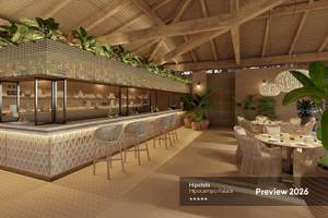 Innenbereich der Hipotels Hipocampo Palace mit Bar und Sitzgelegenheiten.